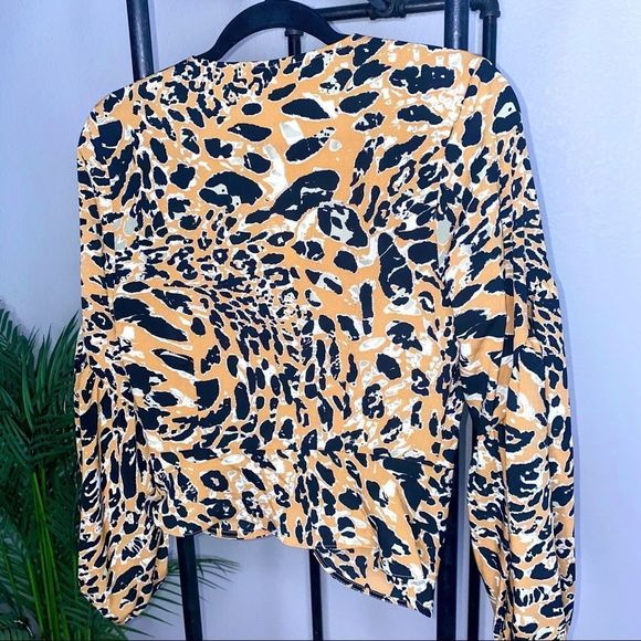 *SOLD* Topshop Twist Front Animal Print Blouse Size 6 ✨NWT - Picture 4 of 9